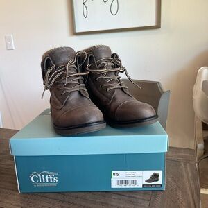 Cliffs Duena Booties Size 8